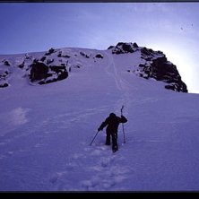 Toppbestigning p&aring; Lofoten i str&aring;lande solsken sl. Foto: Karl Agestam. &Aring;kare: Emil Persson.