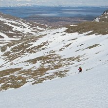 Claes drar p&aring; nedf&ouml;r Tv&auml;r&aring;klumpens nordsida (S. Foto: Joakim Holmberg. &Aring;kare: Claes.