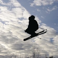 Silhuettebild p&aring; mig i luften. Step-up i Of&auml;rne . Foto: Alex Sverin. &Aring;kare: Ivar Holmsten.