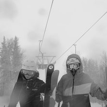 ja och min brosa st&aring;r p&aring; olympiaplaton i sn&ouml;sto. Foto: anton roos. &Aring;kare: hugo och gustav.