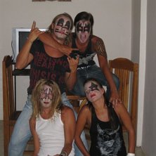 helloween p&aring; bali... s&aring; de va bara o bli rock. Foto: n&aring;n full j&auml;vel. &Aring;kare: KISS-Crew.