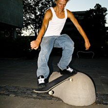 Vincent leker med igelkottarna utanf&ouml;r stadsbibli. Foto: Axel &Aring;kerlund. &Aring;kare: Vincent Lejtzen.