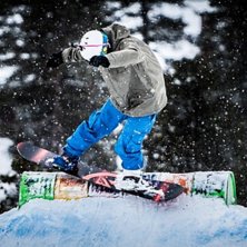 F&ouml;rsta g&aring;ngen med snowboard/skidor framf&ouml;r lins. Foto: Petra Eleonor Johnsson. &Aring;kare: Nils Petersen.