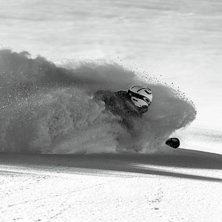 Anja Alme Gardli i fluffigt puder, skiers right om. Foto: Axel Adolfsson. &Aring;kare: Anja Alme Gardli.