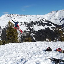 Vi byggde tv&aring; hopp ute i backcountryn, det hoppet. Foto: Manne. &Aring;kare: Adam Risberg.