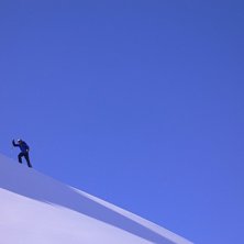 P&aring; v&auml;g upp&aring;t. &Aring;kte ner mot kameran. Bakom kamm. Foto: Anders Rotstein. &Aring;kare: Peter Kaminski.