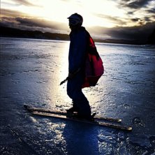 Lite kite p&aring; &auml;lven i solnedg&aring;ngen e aldrig fel!. Foto: Mikaela Klemetti. &Aring;kare: Carl Fredrik Nordenberg.