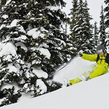 Per l&auml;gger ner en sv&auml;ng mitt ute bland Kanadagra. Foto: Emil Rydell. &Aring;kare: Per Nyberg.