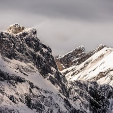 Decembersolen lyser p&aring; bergen nedanf&ouml;r Titlis i .
