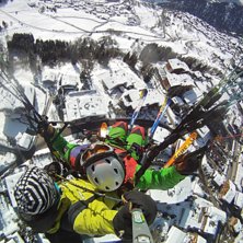 Funderar p&aring; att landa framf&ouml;r puben - Mont Fort. Foto: Gael Sahli-Ammann. &Aring;kare: Hans Halldin.