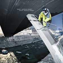 I s&ouml;kandet efter ett kreativ spot i byn f&ouml;rs&ouml;kt. Foto: Marcus R&ouml;nne. &Aring;kare: Andreas Herbst.