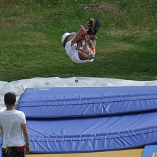 jag ligger i gr&auml;set och kliar mej mellan t&aring;rna. Foto: Julle. &Aring;kare: Andreas S&ouml;derqvist.