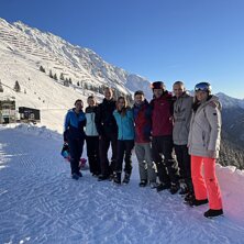 Gruppbild med kollegorna innan avf&auml;rd till afters.
