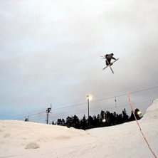 Fin 360 reverse tailgrab i m&aring;ttsunds lilla big ju. Foto: Rasmus Andersson. &Aring;kare: Adam Tunlind.
