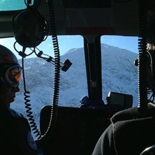 Mats p&aring; v&auml;g upp p&aring; borkan i helikoptern. Foto: Daniel forsberg. &Aring;kare: Mats Wilen.