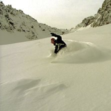 Johan pumpar nypuder med br&auml;dan. . Foto: Petter Mahrs. &Aring;kare: Johan Vall.