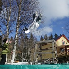 En Donkyflip. Det &auml;r ett trick som jag har hittat. Foto: Annelie Eriksson. &Aring;kare: Jag.