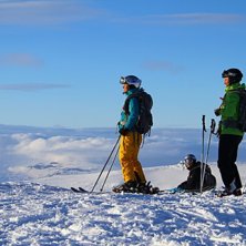 Njuter av utsikten p&aring; toppen av Vassitjocka i Apr. Foto: Andreas Bengtsson / Mountain Guide Travel.