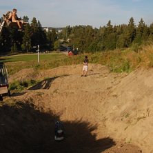 Njuter av kv&auml;llsolen. Foto: Emil Lindstr&ouml;m. &Aring;kare: Henrik Westlund.