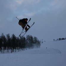 La en 180 truck i ett litet hopp. Foto: Oskar Ahlgren. &Aring;kare: Olof Molin.