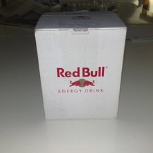 Tack f&ouml;r paketet i brevl&aring;dan Red Bull!. Foto: Alvin Schr&ouml;der.
