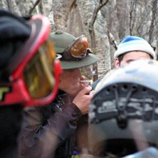 R&ouml;kpaus efter att ha g&aring;tt uppf&ouml;r m&aring;rdsundsr&auml;n. Foto: Viktor Bjurlid. &Aring;kare: Herngren och l&ouml;st folk iv&auml;gen.