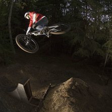 Jimmy l&auml;gger en 360 h&ouml;gt upp bland tr&auml;den ute i. Foto: Jesper Molin. &Aring;kare: Jimmy Nyman.