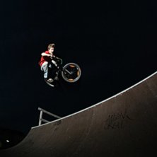 Emil k&ouml;r n&aring;gra air&acute;s  sent p&aring; natten.. Foto: Anton &Ouml;stlund. &Aring;kare: Emil Gybo.