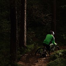 Jocke k&ouml;r v&aring;r nybyggda berm ig&aring;r kv&auml;ll.. Foto: Simon Berggren. &Aring;kare: Joakim Hedlund.