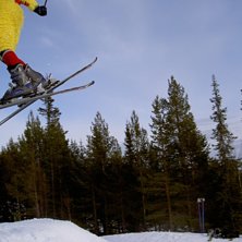 Johan drar en 360 i lofsdalens big air jump i kyck. Foto: marcus wadsten. &Aring;kare: johan wadsten.