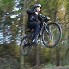 Jag p&aring; Mountainbike. Foto: Simon Fennsj&ouml;. &Aring;kare: Oskar Nykvist.