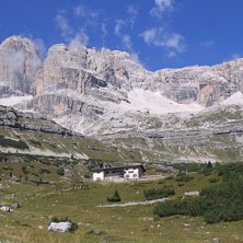 Rifugi Al cacciatore (j&auml;garen) med Brenta gruppen. Foto: P-O Ljung. &Aring;kare: Ingen.