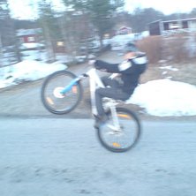 Farsan kn&auml;ppte ett kort d&aring; jag k&ouml;rde p&aring; bakhju. Foto: Farsan. &Aring;kare: Jag.