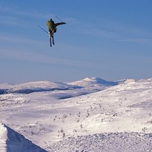 Oscar g&aring;r h&ouml;gt p&aring; Stendals-hoppet. En j&auml;vligt . Foto: Mattias Fredriksson. &Aring;kare: Oscar Scherlin.