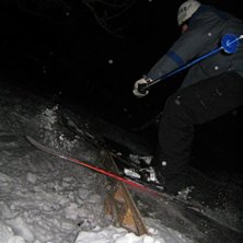 Testar den hemmabyggda boxen i tr&auml;dg&aring;rden i v&auml;s. Foto: callE. &Aring;kare: Victor.