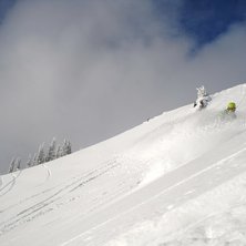 Blommen shreddar pow en januaridag i Revelsotke!. Foto: Fredrik Nordqvist. &Aring;kare: Andr&eacute;as Blom.