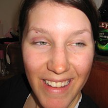 Frida sl&aring;r sig med en hammare varf&ouml;r finns inte . Foto: Anna Larnebring.