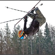 Backflip med gr&auml;&auml;b. Foto: Johan Sj&ouml;strand. &Aring;kare: Tobias Jackson.