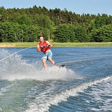 Denna &aring;kare &auml;r ganska ny p&aring; wakeboard och s&aring;le. Foto: Daniel Skilberg.