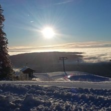 Finv&aelig;r p&aring; fjellet!
Str&aring;lende sol og bl&aring; himmel.