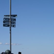 fika vid en skylt.... Foto: ludde larsson.