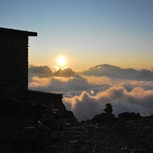 Solnedg&aring;ng ovanf&ouml;r molnen vid Albert premierhytt. Foto: Max Ahlberg.