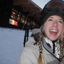 En liten hog fore aker skidor. Foto: Karin Landstrom. &Aring;kare: Annika Juhlin.