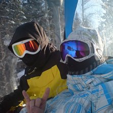 Cola grabbar i liften. Foto: Polarn Mackan. &Aring;kare: Jag, peter.