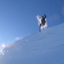 Droppar Apelsinklyftan med en mute. Foto: Victor Wennstr&ouml;m. &Aring;kare: Linus Nystr&ouml;m.