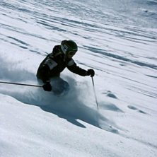 Omskolade Lina &aring;ker skidor som en gudinna i brant. Foto: Lintan Hougland. &Aring;kare: Lina Barryd.
