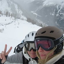 schnasena &auml;r ute och fr&auml;ser puder bland fragglar. Foto: anna johansson. &Aring;kare: anitan och estrid - hardcore superstars.