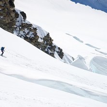Glaci&auml;rnavigering p&aring; v&auml;g ner fr&aring;n Mittaghorn. . Foto: Erik Fr&ouml;jdh.