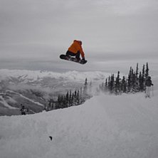 En go nosebone p&aring; ett backcountryhopp i 7th Heave. Foto: Jens Andersson. &Aring;kare: Emil Rydell.