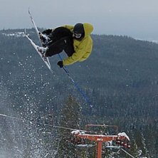 bakl&auml;nges inverterad snur med h&ouml;ger hand under h. Foto: Emil Halvarsson. &Aring;kare: Jesper Nor&eacute;n.